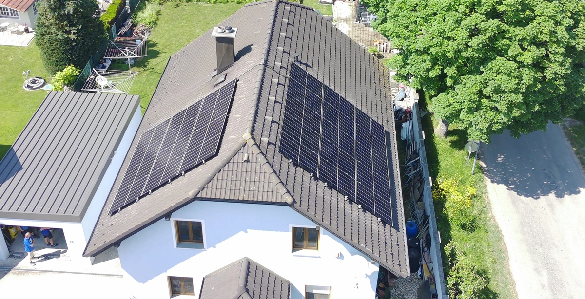 Bild einer Solaranlage auf einem Dach